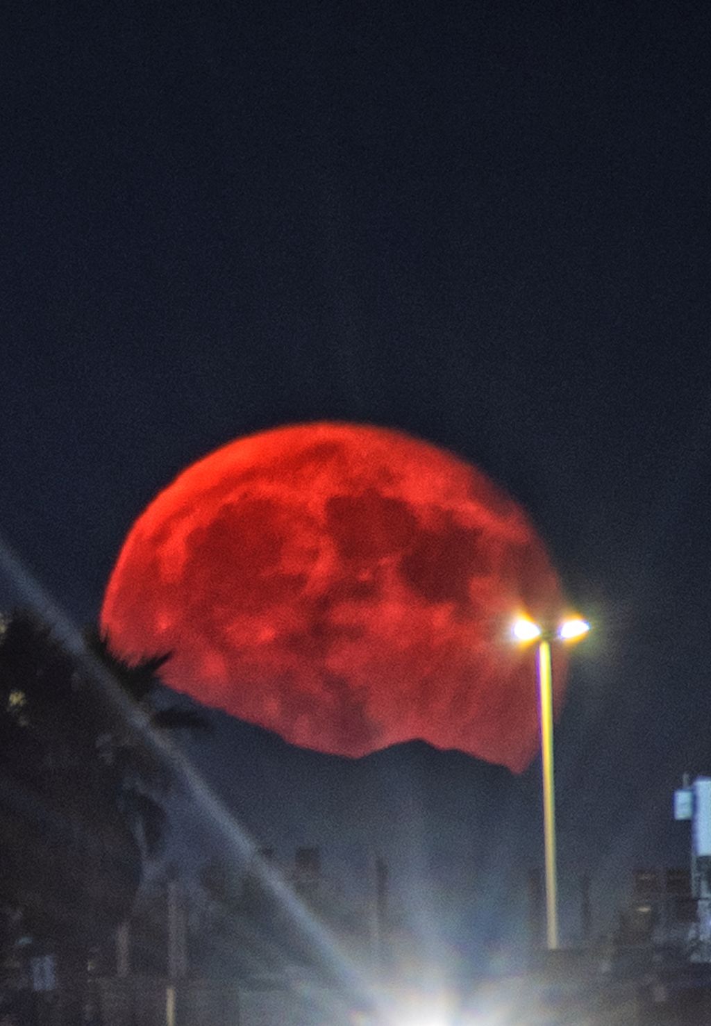 Ostia, notte di San Lorenzo: la Luna piena si prende la scena dietro i Lepini